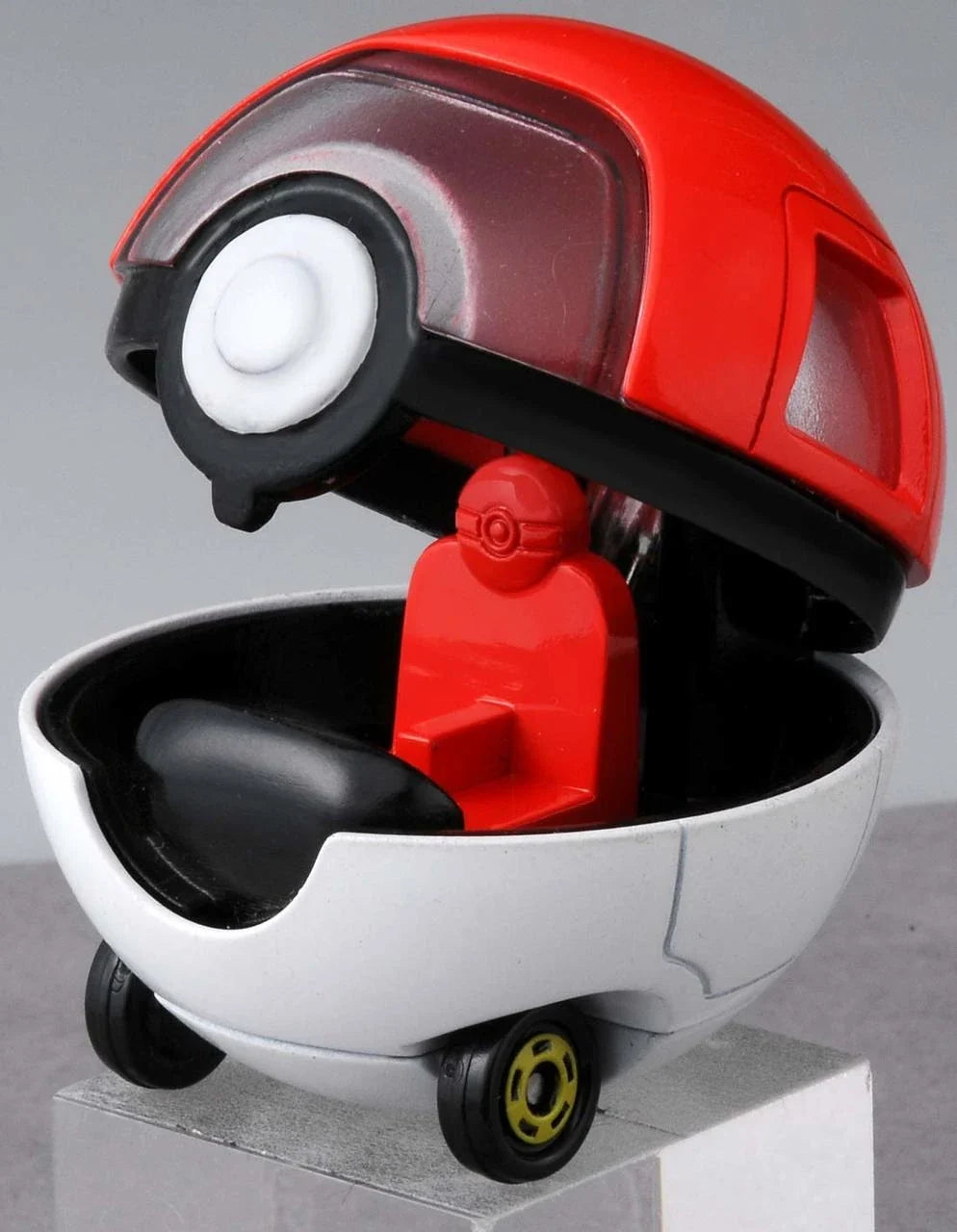 Takara Tomy Dream Tomica Ride On R10 Pikachu & Pokeball Car