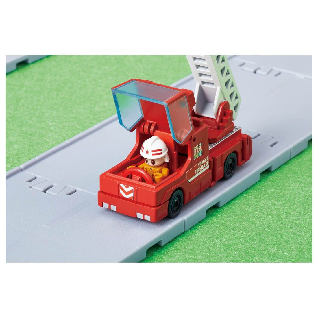 Takara Tomy Tomica World Tomica Town Move Out! Firefighting! Rescue Base