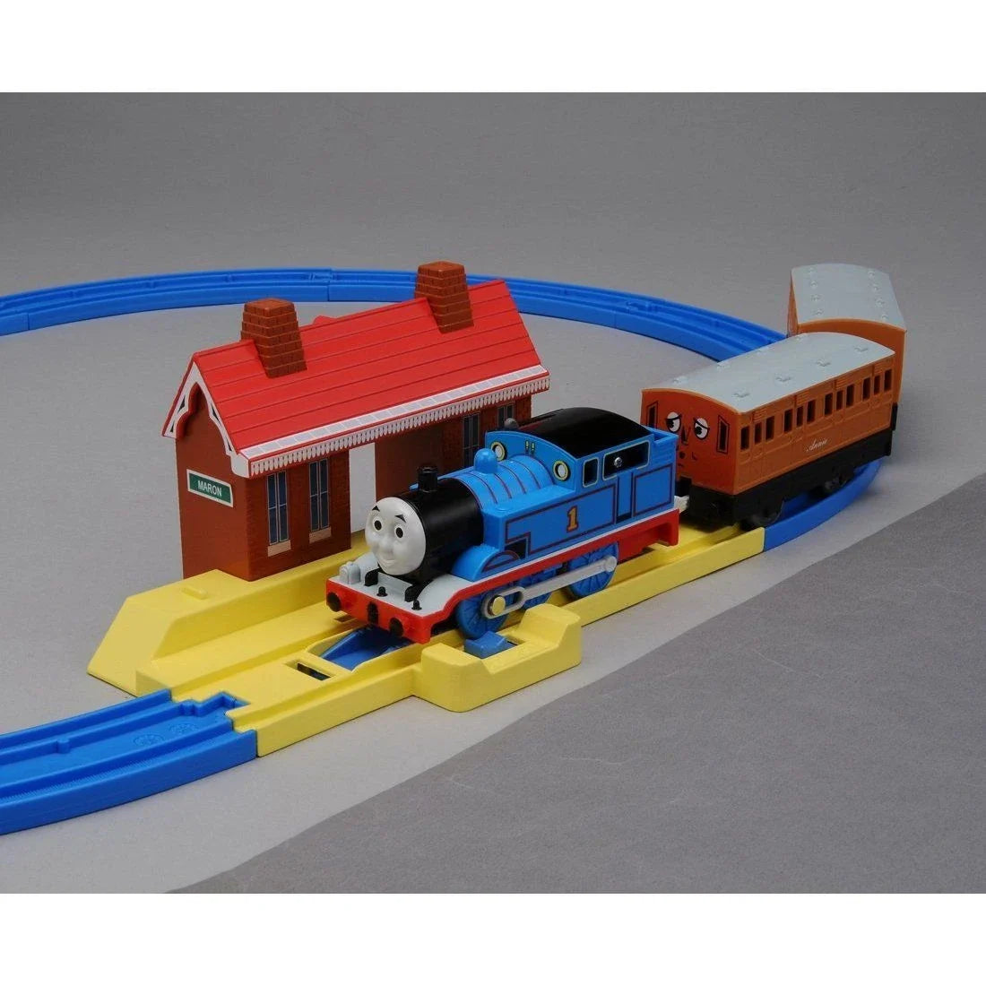 Takara Tomy Pla-Rail Plarail Thomas The Tank Engine Thomas Basic Set (495611)